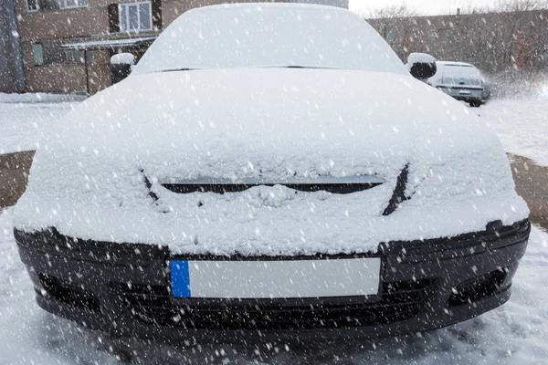 Neve carro coberto — Fotografia de Stock