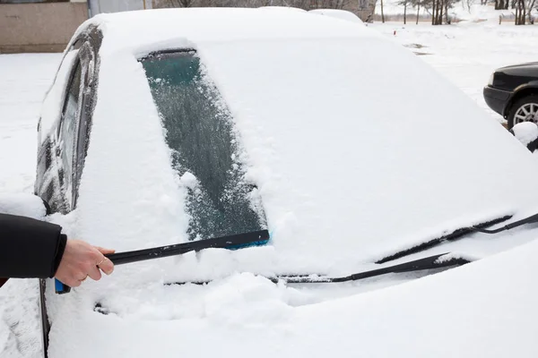 Rengjøring av snø fra bil – stockfoto