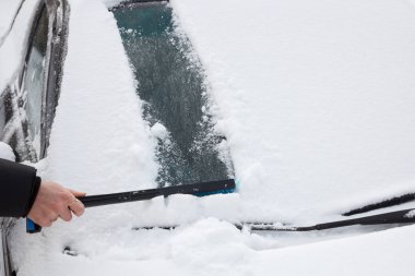 Araba kar temizleme