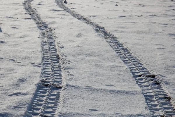 Pistes de pneus dans la neige — Photo