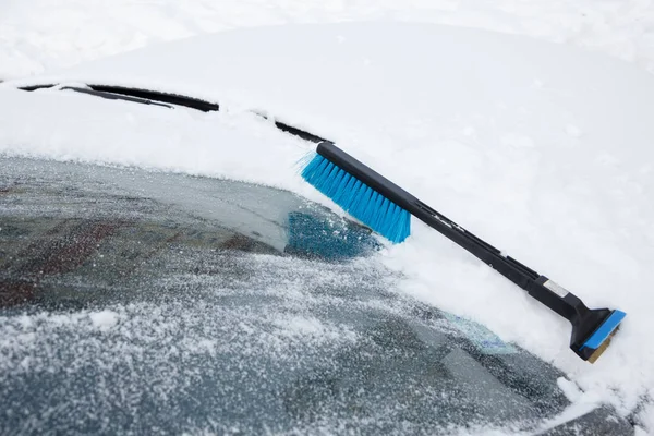 Cleaning car from snow — Stock Photo, Image