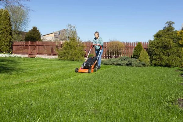 草を刈る十代の少女 — ストック写真