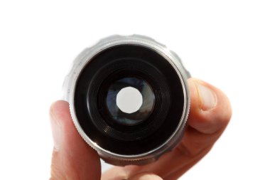 Kamera objektifi beyaz arka plan üzerinde tutan el