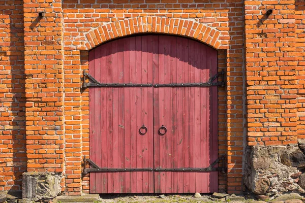 Porta de madeira vermelha — Fotografia de Stock