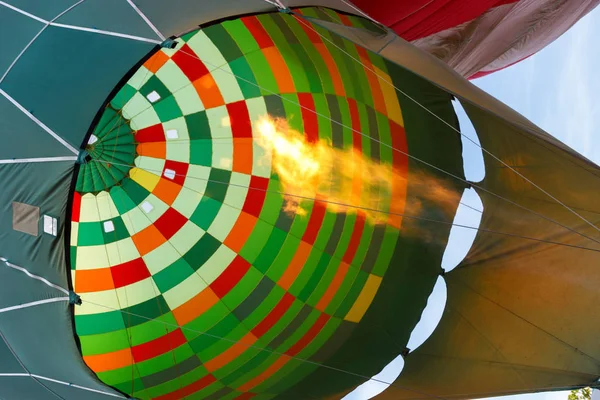 Une montgolfière colorée — Photo