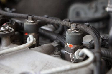 Dizel motor yakıt enjeksiyon başlığı