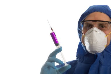Doktor elinde Covid 19 aşısı olan bir şırınga tutuyor..