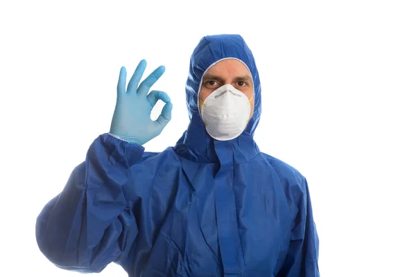 Doutor em roupas de proteção mostrando O.K. .. — Fotografia de Stock