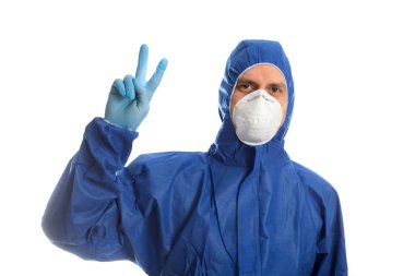 Koruyucu kıyafetli doktor V 'yi gösteriyor.