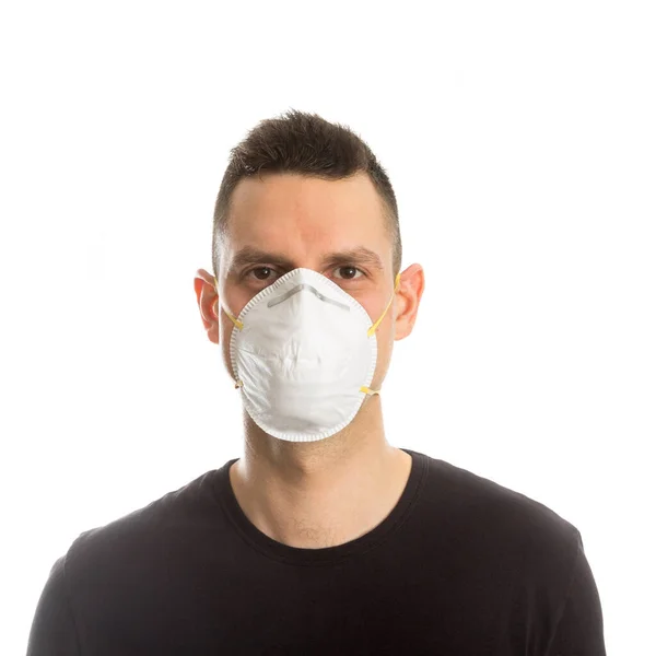 En europeisk man med en medicinsk mask i ansiktet — Stockfoto