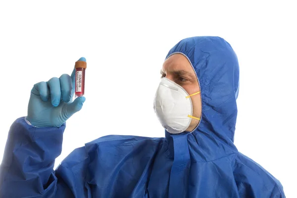 Врач в защитной одежде смотрит на образец крови — стоковое фото