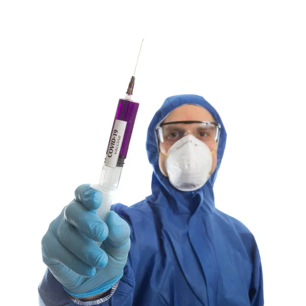 Lekarz trzymający strzykawkę z wirusem Covid 19 szczepionka. — Zdjęcie stockowe
