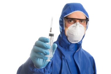 Doktor elinde şırınga tutuyor.