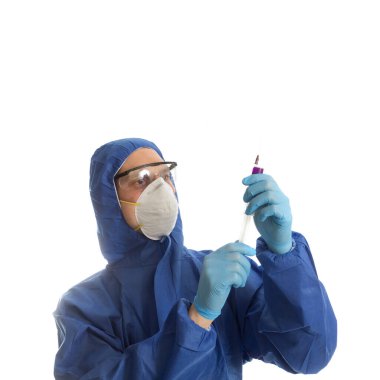 Doktor elinde Covid 19 aşısı olan bir şırınga tutuyor..