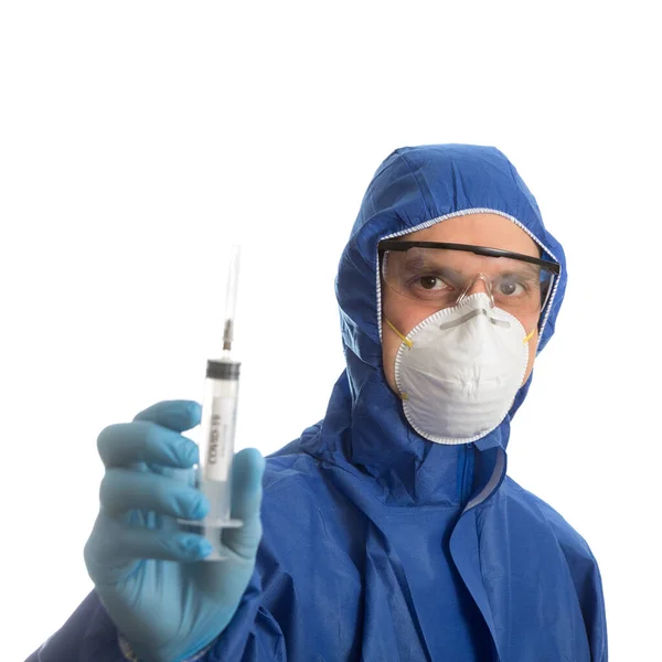 Врач держит шприц с вирусной вакциной COVID 19 . — стоковое фото