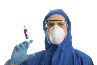 Doktor elinde Covid 19 aşısı olan bir şırınga tutuyor..