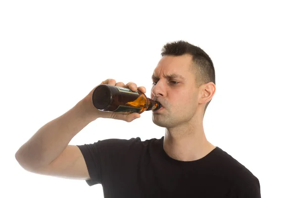 Casual joven bebiendo botella de cerveza —  Fotos de Stock