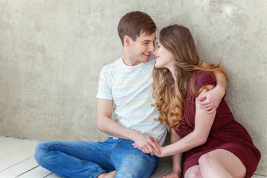 Aşık genç bir çift. Birbirlerini destekleyen ve birbirlerine birlikte güzel vakit geçiriyor bağlı olduğu bir çift. Genç mutlu kadın yakışıklı erkek arkadaşıyla sarılma. Aşık, neşeli rahat insanlar umutlarını, hayallerini, gol, Gelin ve groo sahip öğrenciler portresi