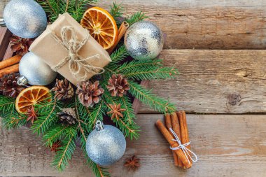 Eski köhne ahşap arka planda yeni yıl kompozisyonu