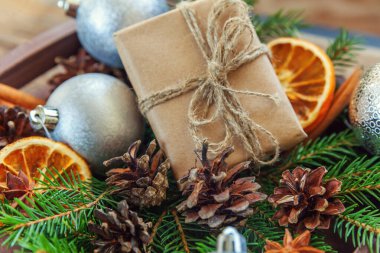 Eski köhne ahşap arka planda yeni yıl kompozisyonu