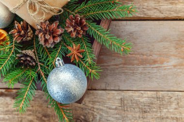 Eski köhne ahşap arka planda yeni yıl kompozisyonu