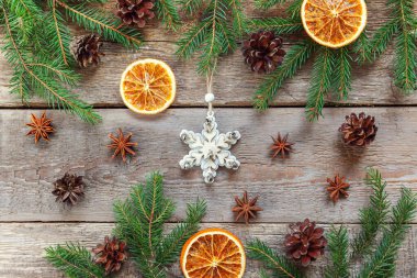 Eski köhne ahşap arka planda yeni yıl kompozisyonu