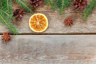 Eski köhne ahşap arka planda yeni yıl kompozisyonu