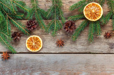 Eski köhne ahşap arka planda yeni yıl kompozisyonu