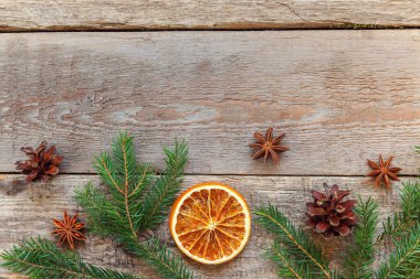 Eski köhne ahşap arka planda yeni yıl kompozisyonu