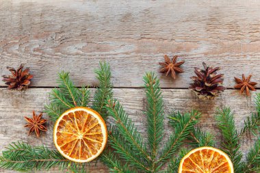 Eski köhne ahşap arka planda yeni yıl kompozisyonu