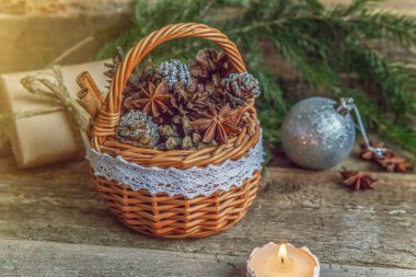 Eski köhne ahşap arka planda yeni yıl kompozisyonu. Xmas tatil Aralık dekorasyonu