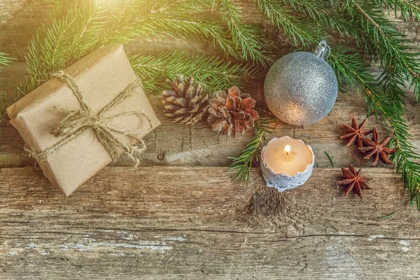 크리스마스 새해 구성은 오래 된 초라 한 시골 나무 배경에 있다. 크리스마스 연휴 12 월 장식 — 스톡 사진
