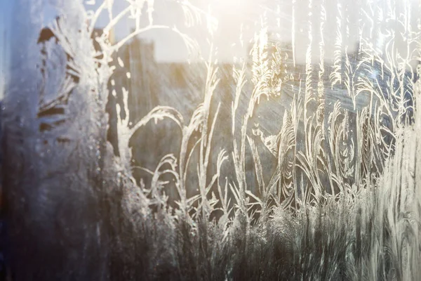 Fryst vinter fönster med glänsande is Frost mönster textur — Stockfoto