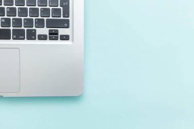 Mavi Pastel masa arka planda izole klavye dizüstü bilgisayar. Modern bilgi teknolojisi ve yazılım gelişmeleri