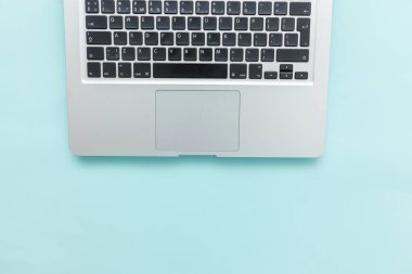 Mavi Pastel masa arka planda izole klavye dizüstü bilgisayar. Modern bilgi teknolojisi ve yazılım gelişmeleri
