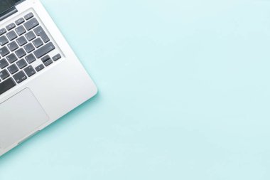 Mavi Pastel masa arka planda izole klavye dizüstü bilgisayar. Modern bilgi teknolojisi ve yazılım gelişmeleri