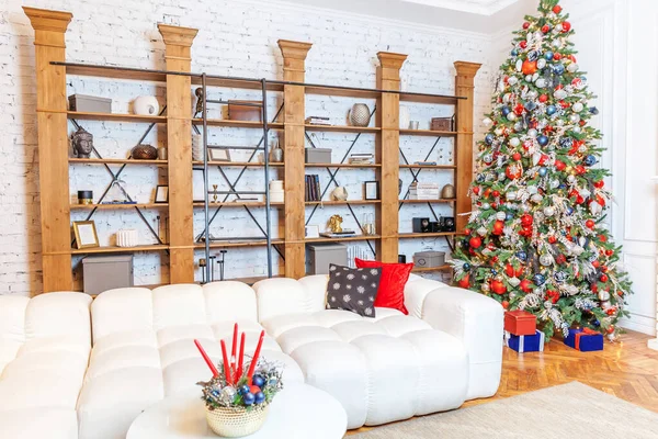 Clássico Natal Ano Novo decorado quarto interior Ano Novo árvore — Fotografia de Stock