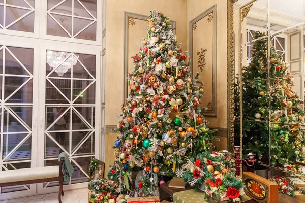 经典圣诞佳节装饰室内装饰新年树上有银饰品和红饰品 — 图库照片
