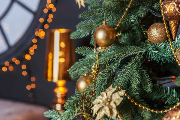 Klasické vánoční zdobené Nový rok strom se zlatou ozdobou dekorace hračka a míč — Stock fotografie