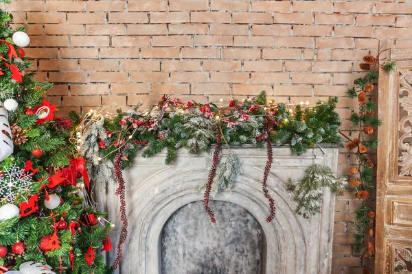 Traditioneller Adventskranz über der Haustür — Stockfoto © steveheap