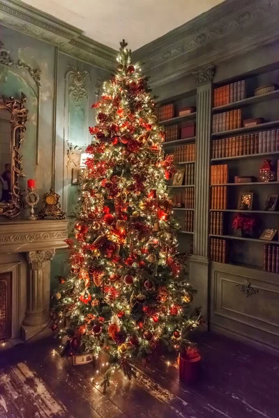 Classique Noël Nouvel An décoré salle intérieure Nouvel an arbre avec des décorations d'ornement argent et rouge — Photo