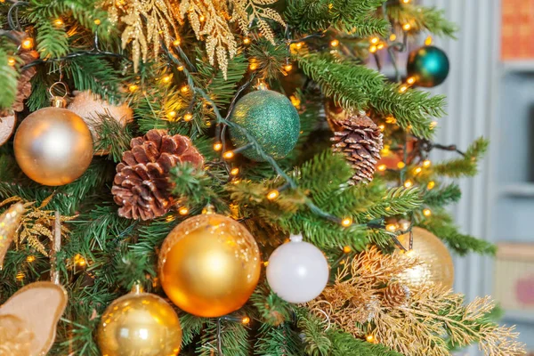 Klassieke Kerst Nieuwjaar versierd Nieuwjaar boom met gouden ornament decoraties speelgoed en bal. Modern wit klassiek interieur appartement. Kerstavond thuis. — Stockfoto