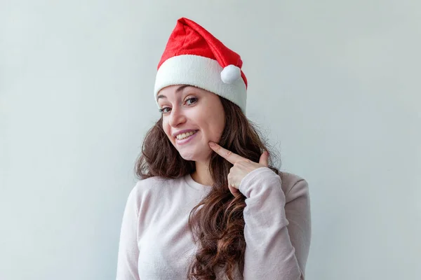 美丽的女孩在红色圣诞老人帽子孤立在白色背景 — 图库照片