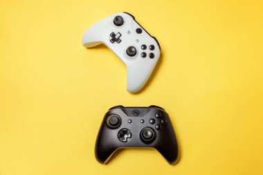 Sarı arka planda beyaz ve siyah iki joystick. Bilgisayar oyun Yarışması videogame kontrol çatışma kavramı