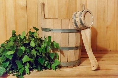 İç detayları Geleneksel sauna aksesuarları havzası huş süpürgesi kepçe ile Fin sauna buhar odası hamamı
