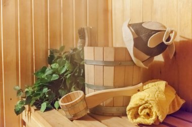 İç detayları Geleneksel sauna aksesuarları havzası huş süpürgesi kepçe şapka havlu keçe ile Fin sauna buhar odası hamam