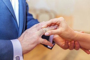 Gelin el alyans damat parmağında koyarak