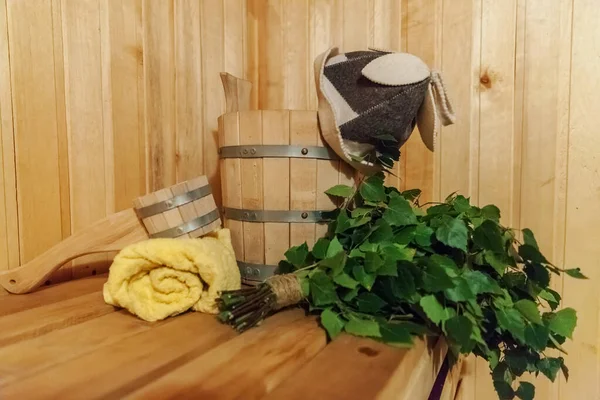 Detalhes do interior Banheiro finlandês sauna vapor com sauna tradicional acessórios bacia vidoeiro vassoura colher feltro chapéu toalha — Fotografia de Stock