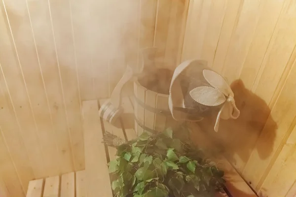 Detalhes do interior Banheiro finlandês sauna vapor com sauna tradicional acessórios bacia vidoeiro vassoura colher feltro chapéu — Fotografia de Stock