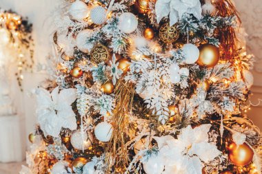 Klasik yılbaşı, yeni yıl dekore edilmiş yeni yıl ağacı.